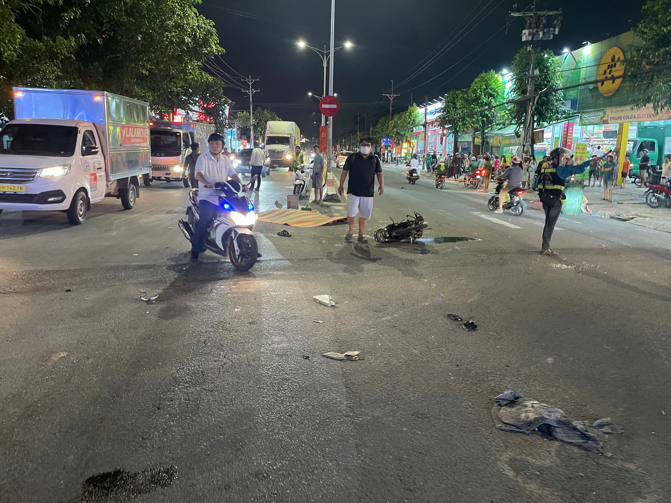 Xe máy va chạm ô tô, thiếu niên tử vong tại chỗ- Ảnh 2. Xe máy va chạm ô tô, thiếu niên tử vong tại chỗ- Ảnh 2.