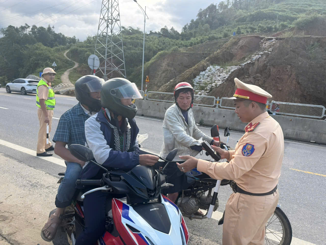 X&uacute;c động h&igrave;nh ảnh cảnh s&aacute;t giao th&ocirc;ng L&agrave;o Cai đội mưa giữ đường trong dịp Tết Độc lập- Ảnh 9.