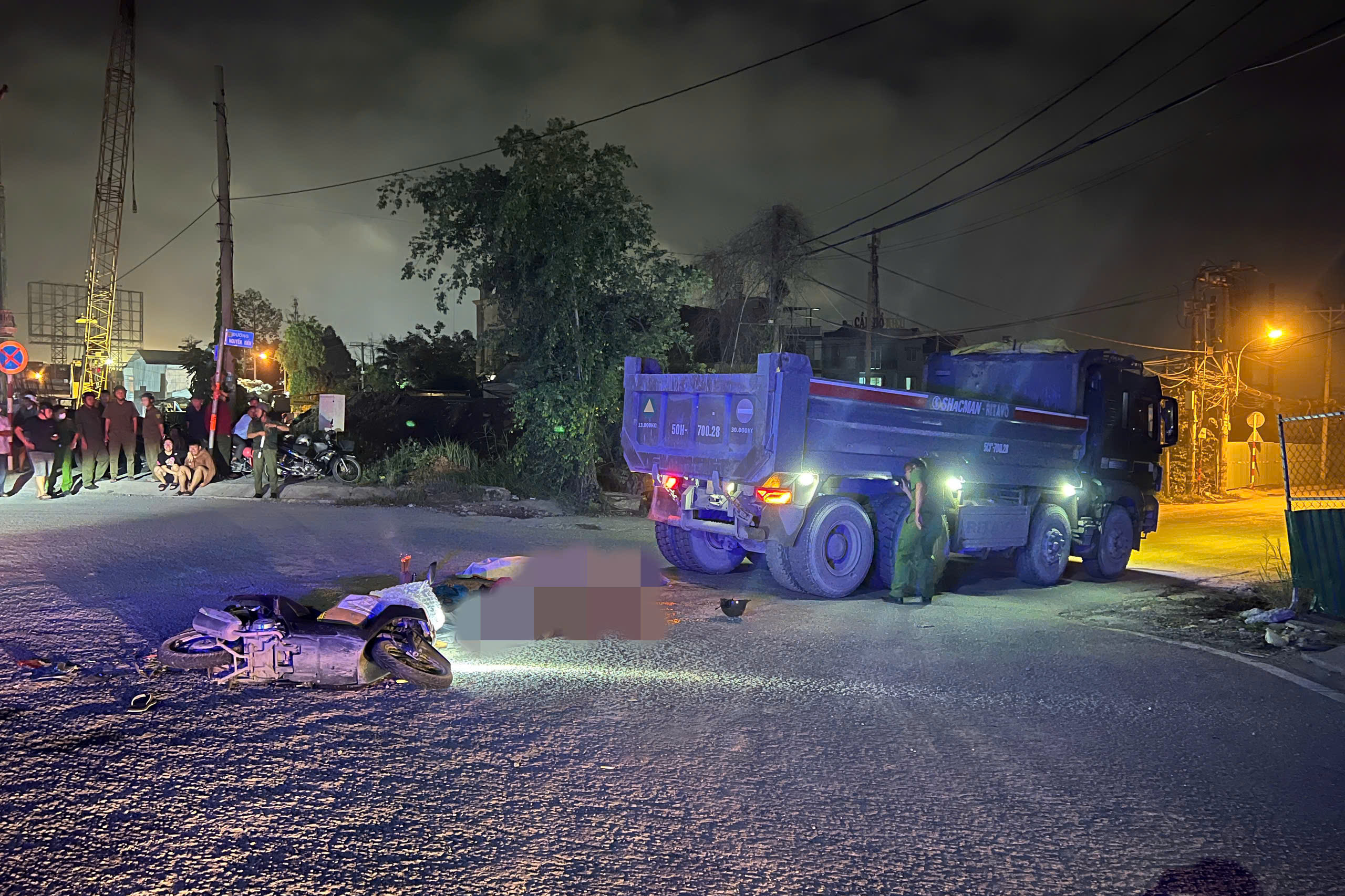 Xe ben va chạm xe m&aacute;y, hai mẹ con tử vong thương t&acirc;m- Ảnh 1.