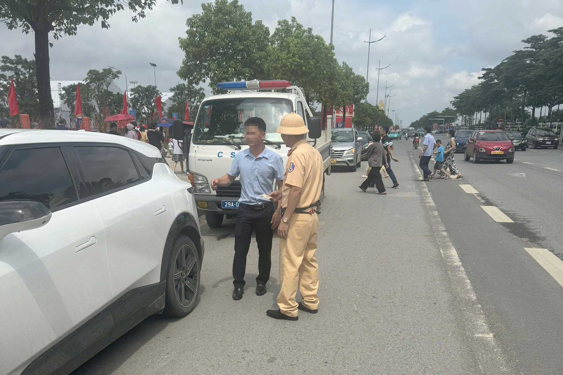 H&agrave;ng ngh&igrave;n &ocirc; t&ocirc; đổ về khu Triển l&atilde;m A80, CSGT d&ugrave;ng xe đặc chủng gọi loa chống &ugrave;n tắc- Ảnh 7.