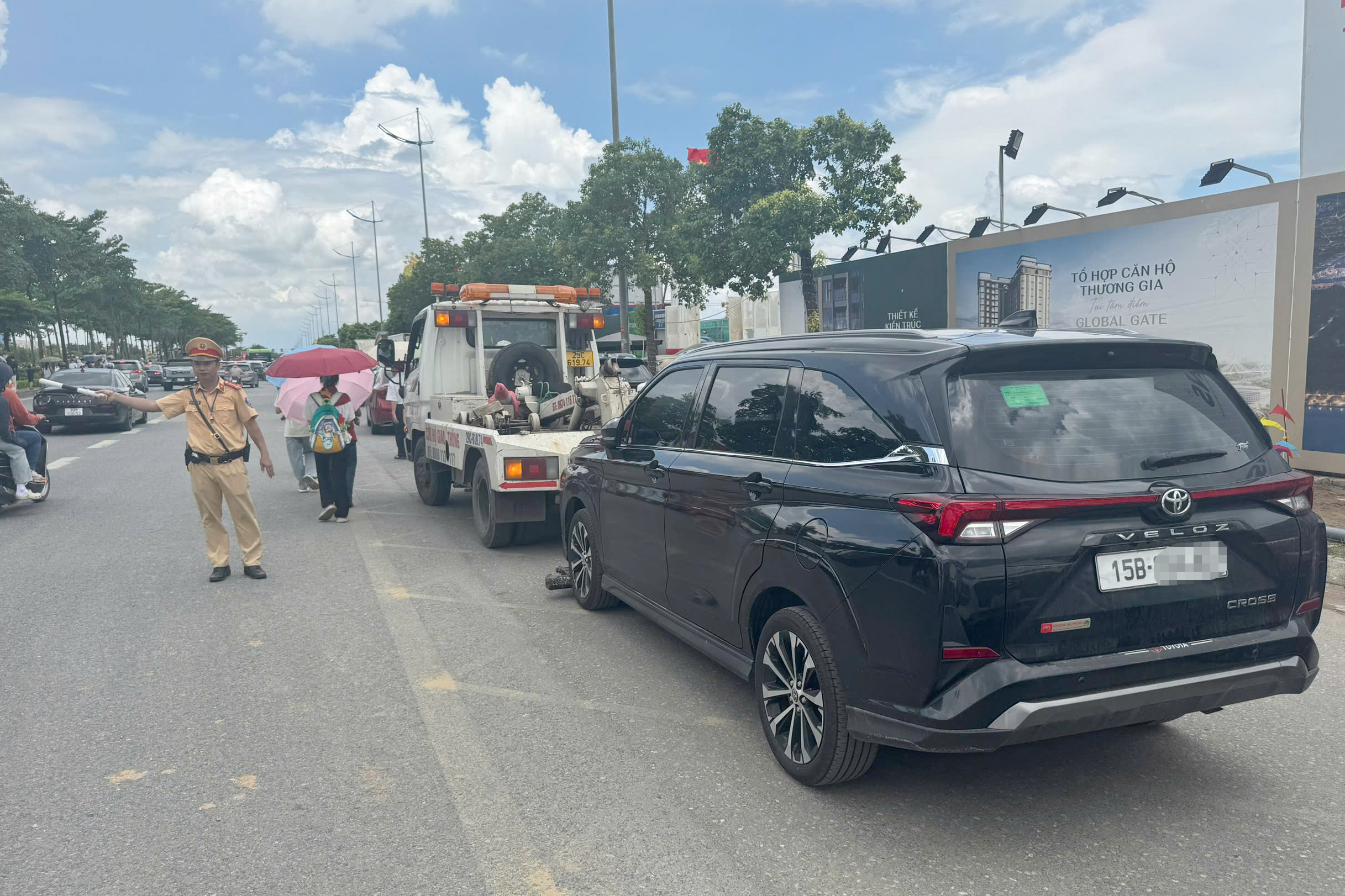 H&agrave;ng ngh&igrave;n &ocirc; t&ocirc; đổ về khu Triển l&atilde;m A80, CSGT d&ugrave;ng xe đặc chủng gọi loa chống &ugrave;n tắc- Ảnh 6.