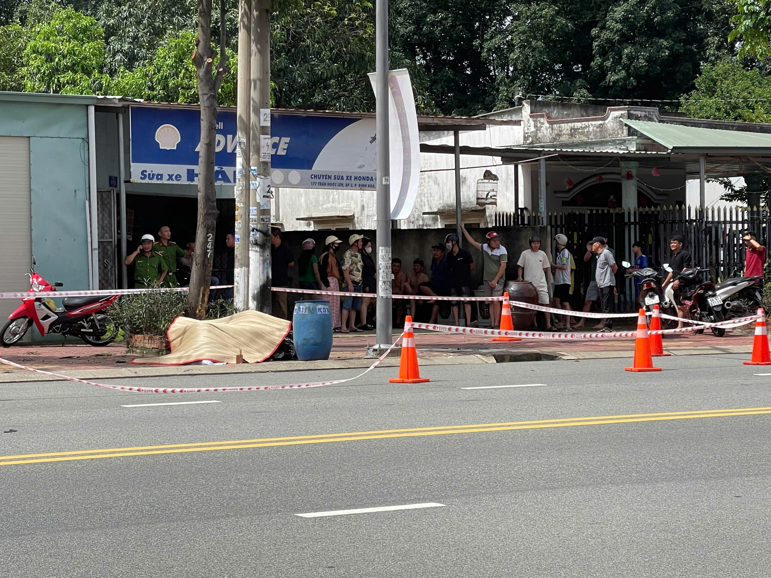 TP.HCM: Xe m&aacute;y leo vỉa h&egrave; t&ocirc;ng v&agrave;o c&acirc;y xanh, nam thanh ni&ecirc;n tử vong- Ảnh 1.
