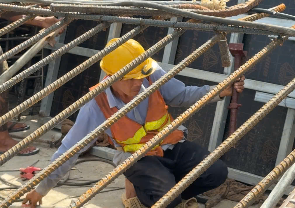 TP.HCM: C&ocirc;ng nh&acirc;n, kỹ sư thi c&ocirc;ng xuy&ecirc;n lễ tại n&uacute;t giao An Ph&uacute;- Ảnh 9.