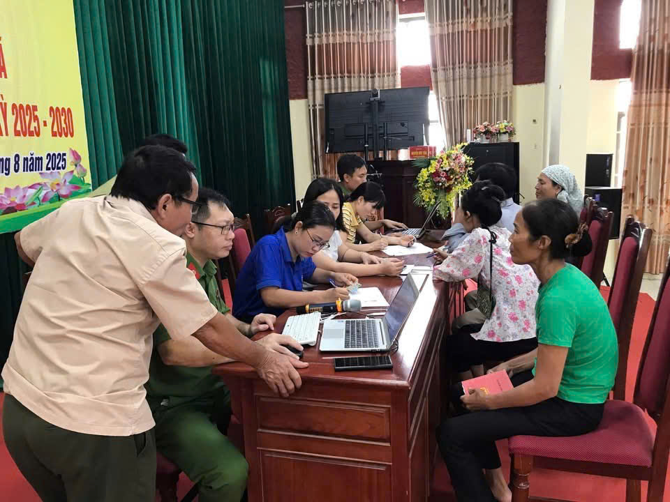 H&agrave; Nội: Người d&acirc;n nhiều x&atilde;, phường n&ocirc; nức nhận qu&agrave; Quốc kh&aacute;nh 2/9- Ảnh 9.