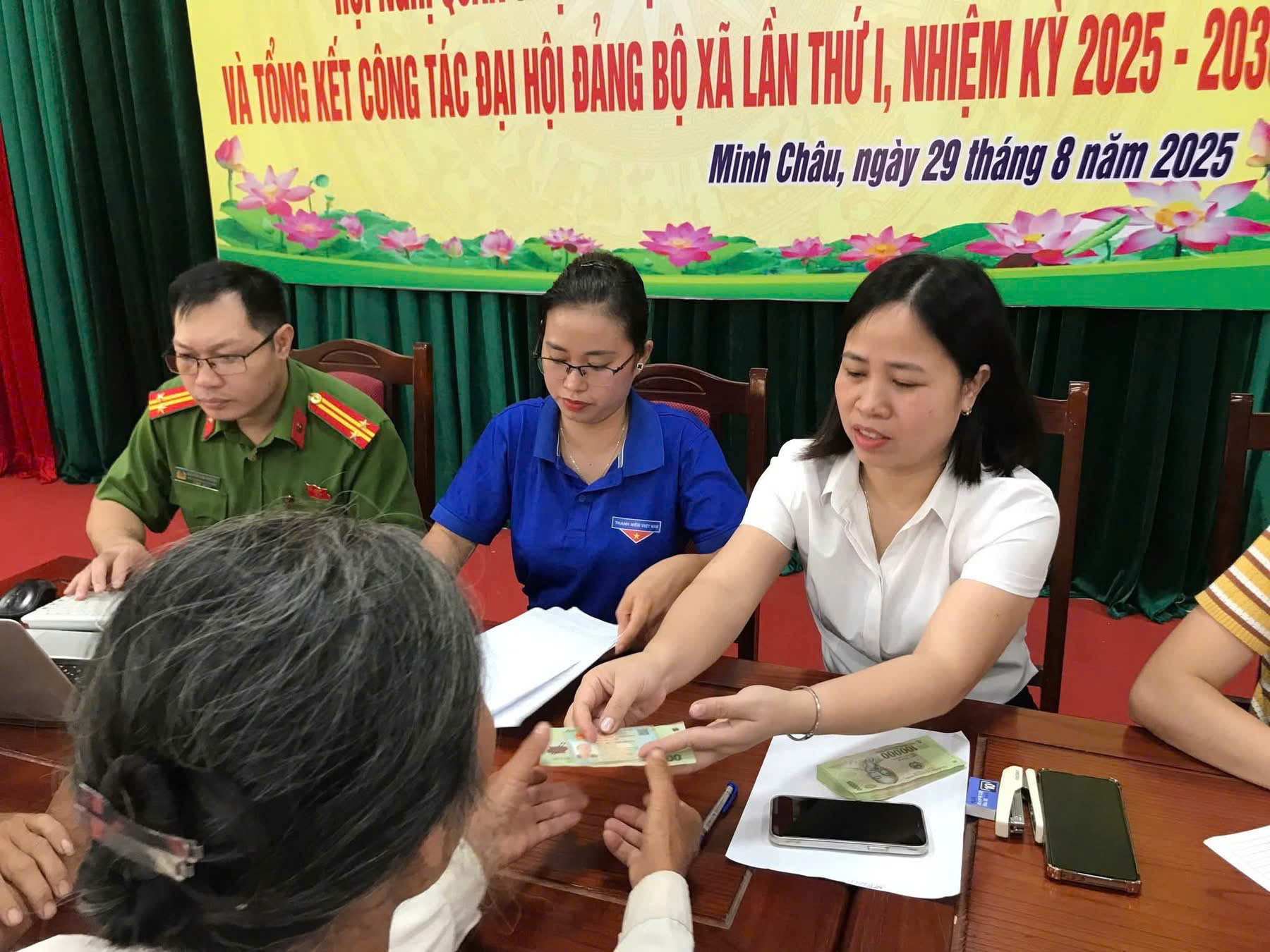 H&agrave; Nội: Người d&acirc;n nhiều x&atilde;, phường n&ocirc; nức nhận qu&agrave; Quốc kh&aacute;nh 2/9- Ảnh 8.