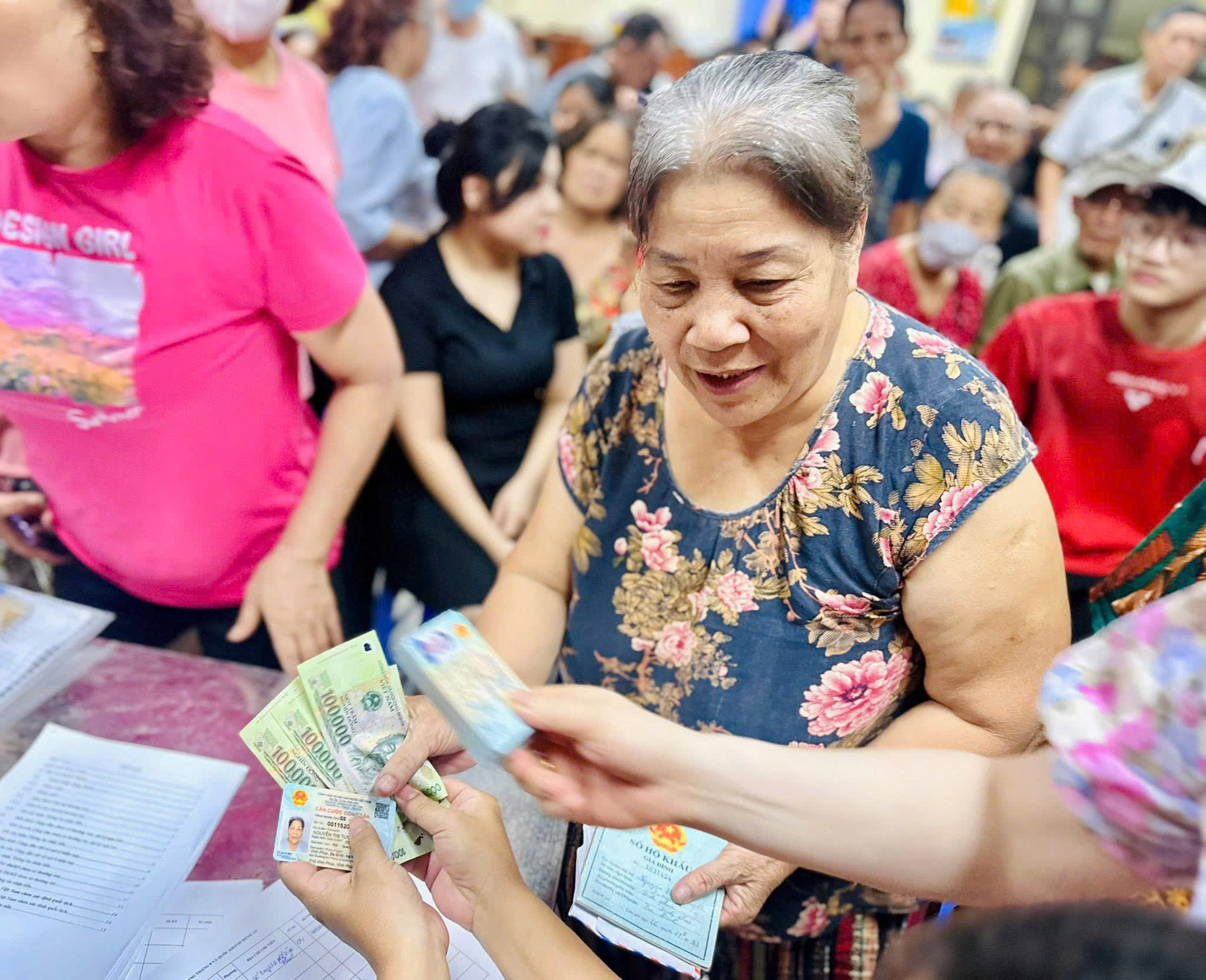 H&agrave; Nội: Người d&acirc;n nhiều x&atilde;, phường n&ocirc; nức nhận qu&agrave; Quốc kh&aacute;nh 2/9- Ảnh 17.