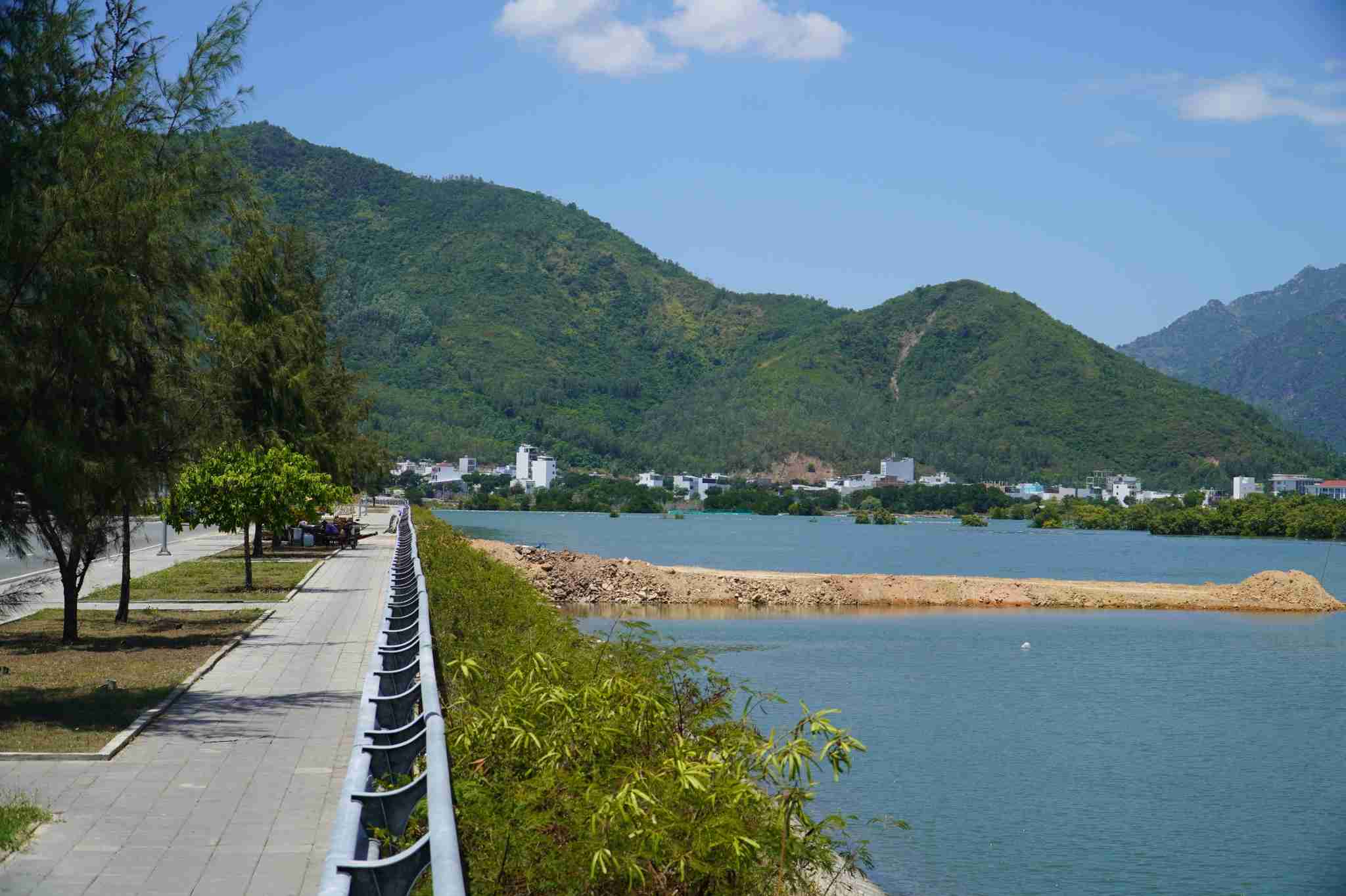 Xử phạt doanh nghiệp đổ đất lấp s&ocirc;ng Qu&aacute;n Trường ở Nha Trang- Ảnh 1.