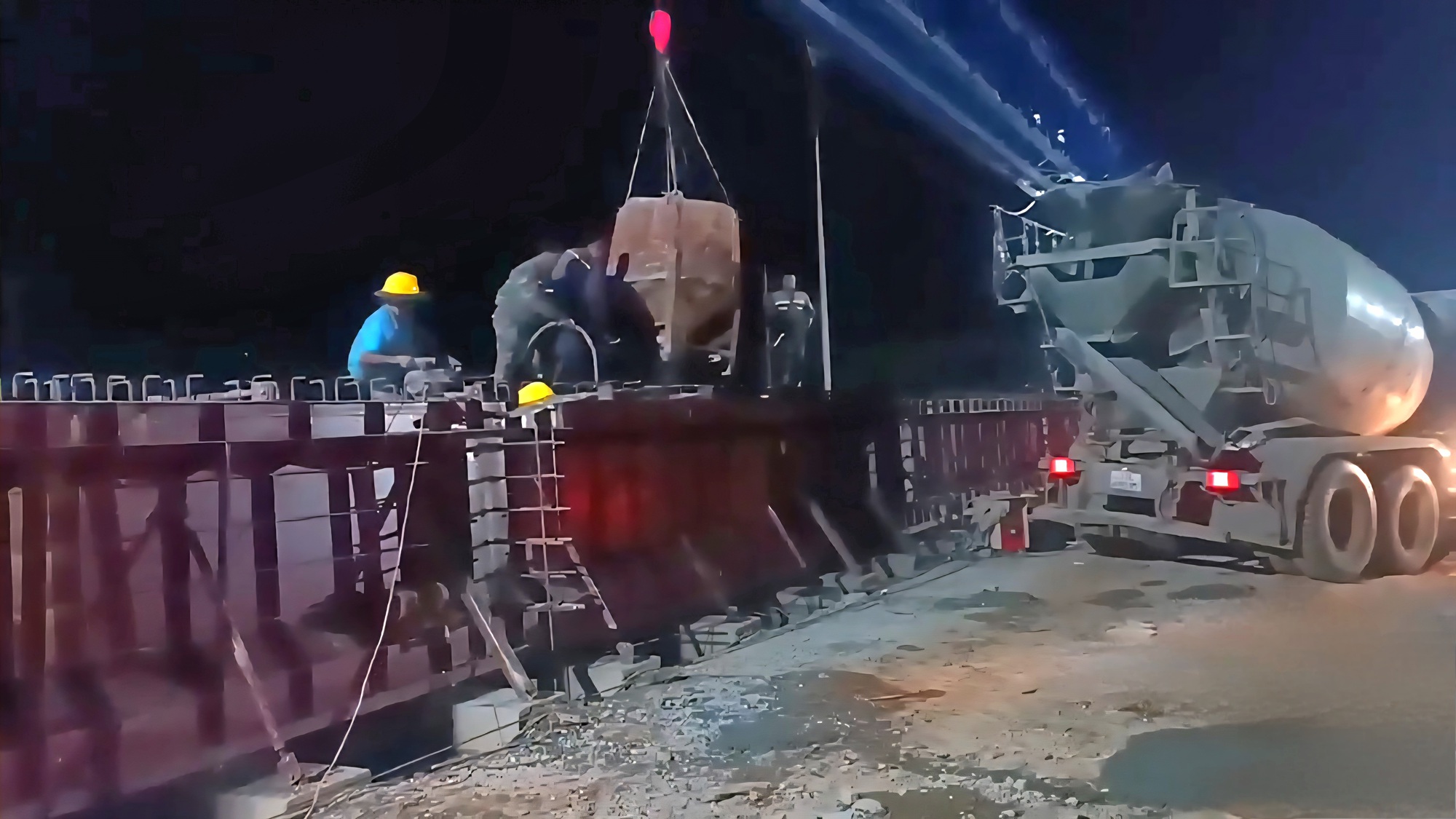 Ng&agrave;y hối hả, đ&ecirc;m s&aacute;ng đ&egrave;n thi c&ocirc;ng cao tốc La Sơn - H&ograve;a Li&ecirc;n- Ảnh 5.