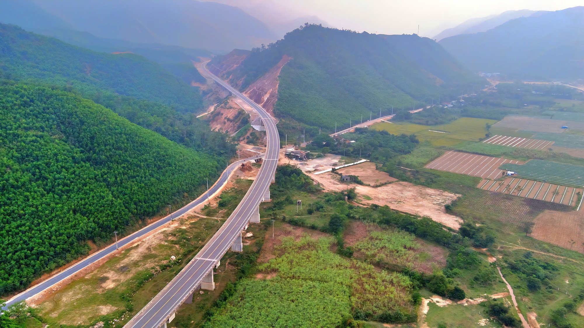 Ng&agrave;y hối hả, đ&ecirc;m s&aacute;ng đ&egrave;n thi c&ocirc;ng cao tốc La Sơn - H&ograve;a Li&ecirc;n- Ảnh 16.