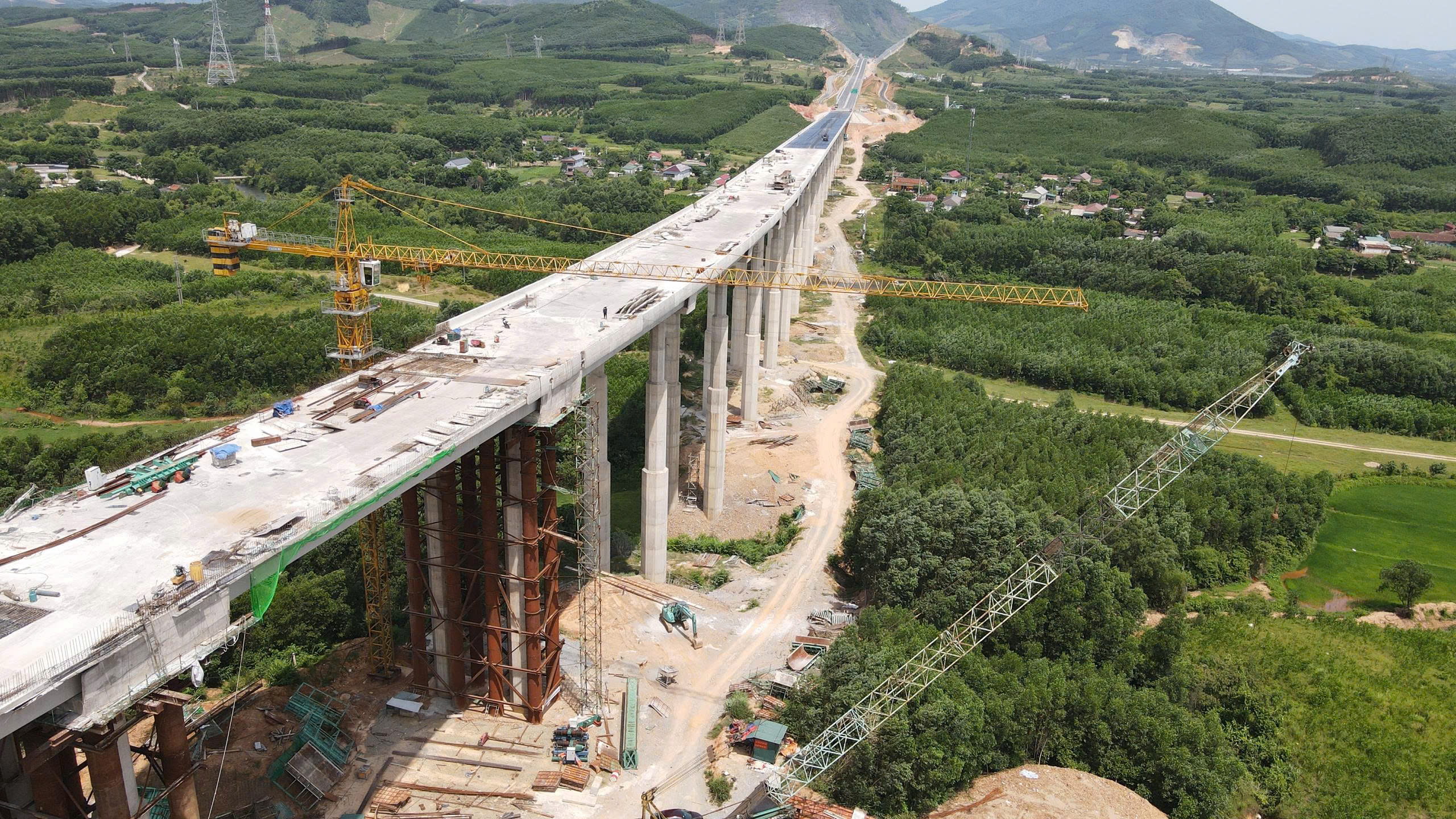 C&ocirc;ng nh&acirc;n đội nắng ho&agrave;n thiện cầu số 1 cao tốc Vũng &Aacute;ng - B&ugrave;ng- Ảnh 5.