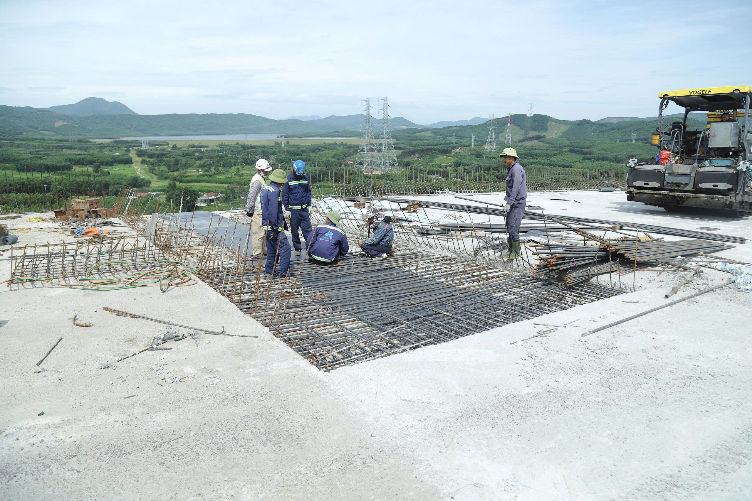 C&ocirc;ng nh&acirc;n đội nắng ho&agrave;n thiện cầu số 1 cao tốc Vũng &Aacute;ng - B&ugrave;ng- Ảnh 6.