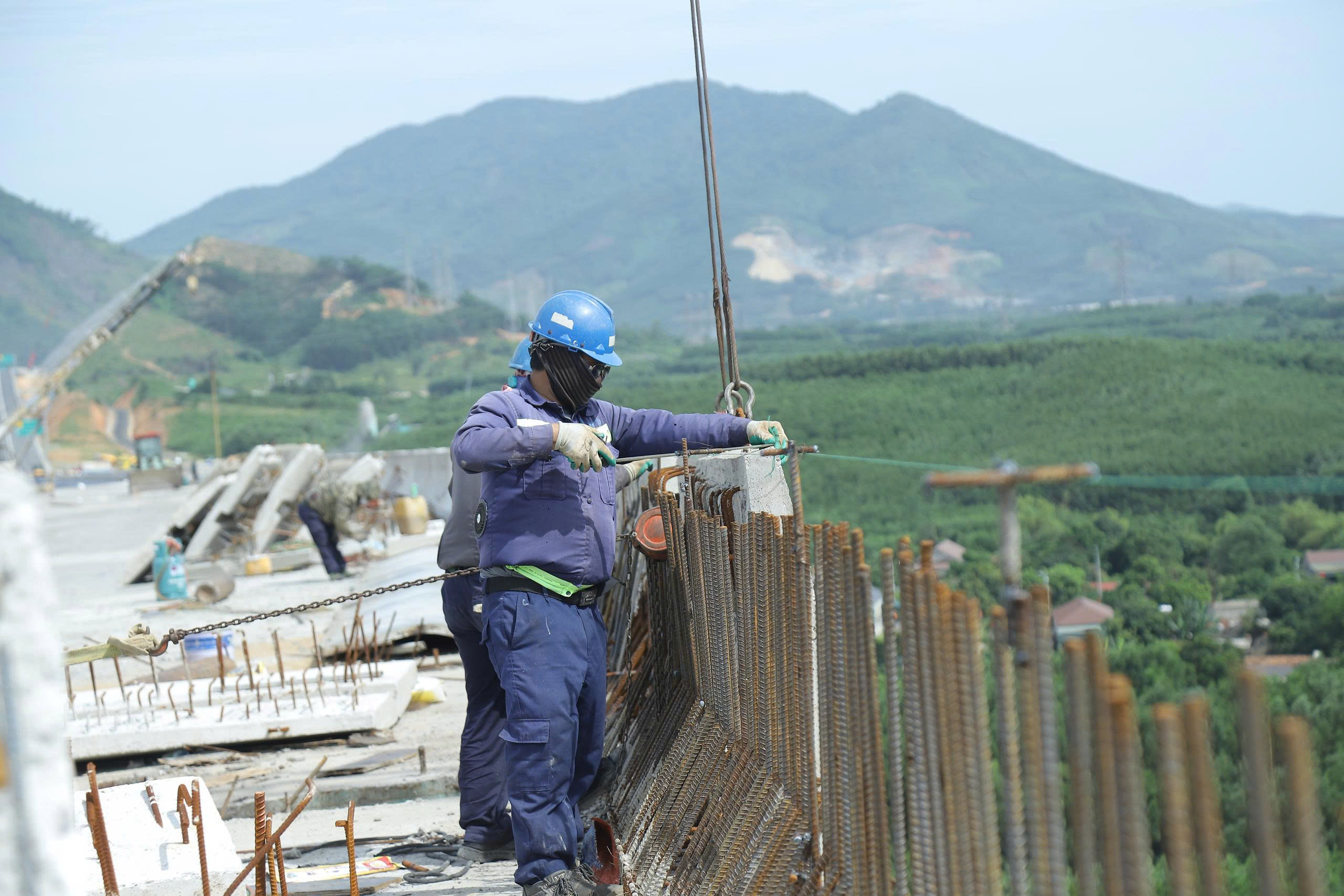 C&ocirc;ng nh&acirc;n đội nắng ho&agrave;n thiện cầu số 1 cao tốc Vũng &Aacute;ng - B&ugrave;ng- Ảnh 7.