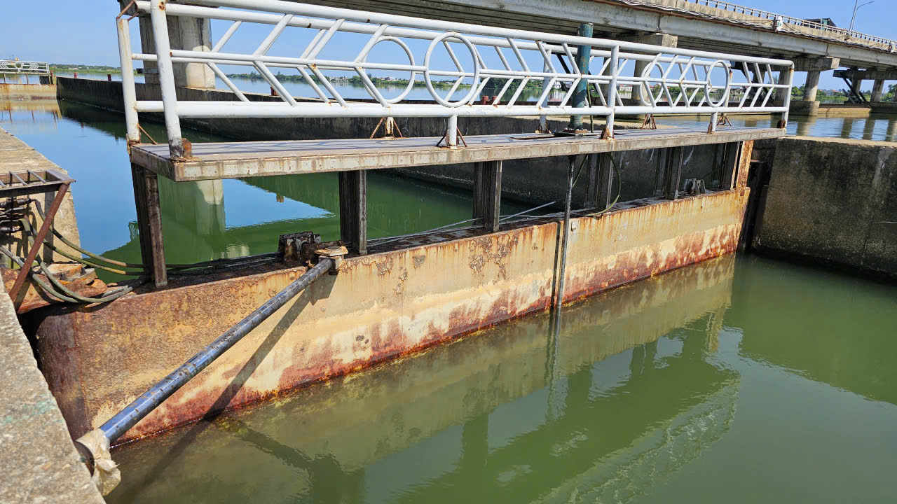 Huế: Cận cảnh c&ocirc;ng tr&igrave;nh giao th&ocirc;ng kết hợp ngăn mặn giữ ngọt trước ng&agrave;y sửa chữa- Ảnh 3.