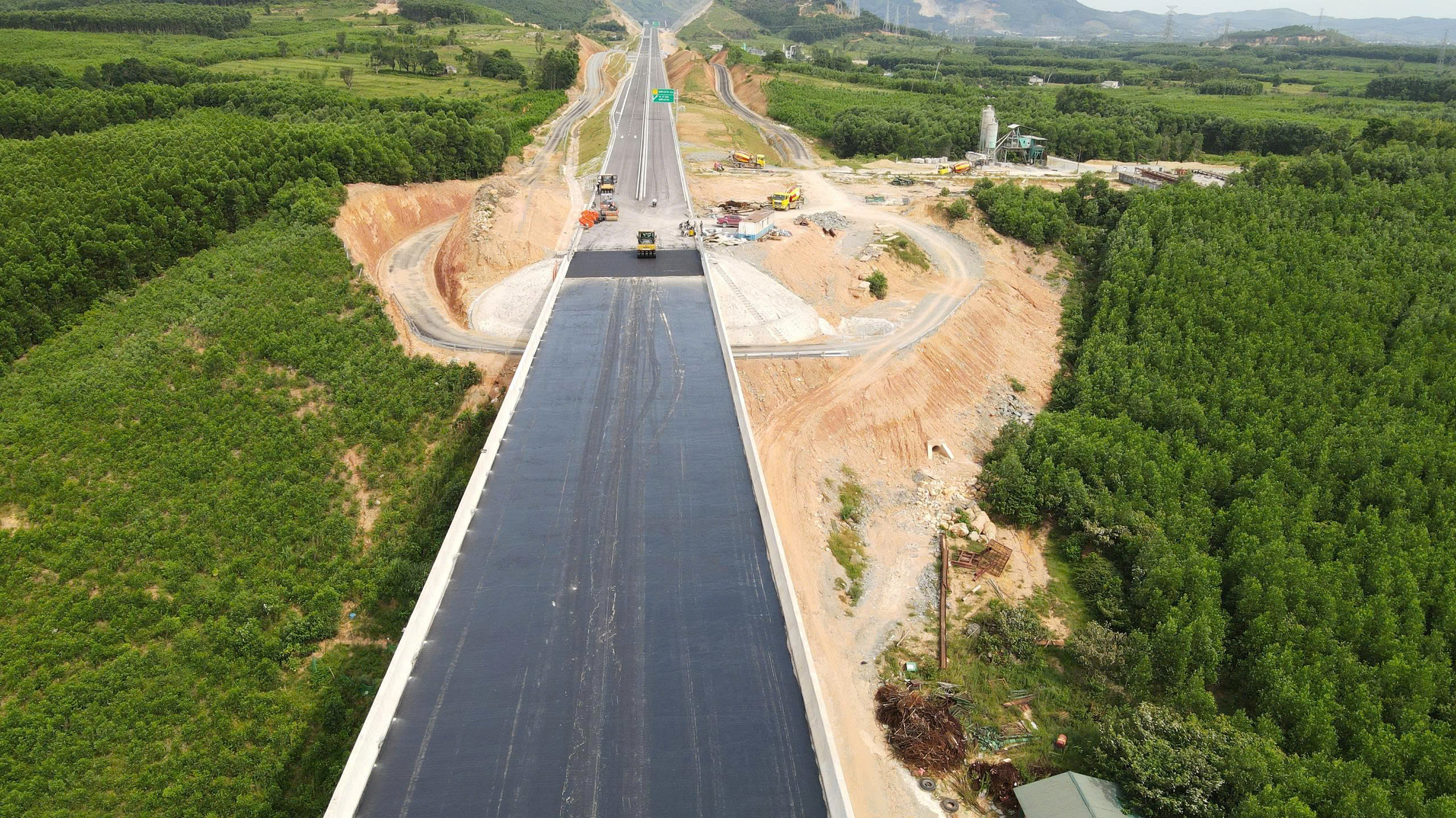 C&ocirc;ng nh&acirc;n đội nắng ho&agrave;n thiện cầu số 1 cao tốc Vũng &Aacute;ng - B&ugrave;ng- Ảnh 8.