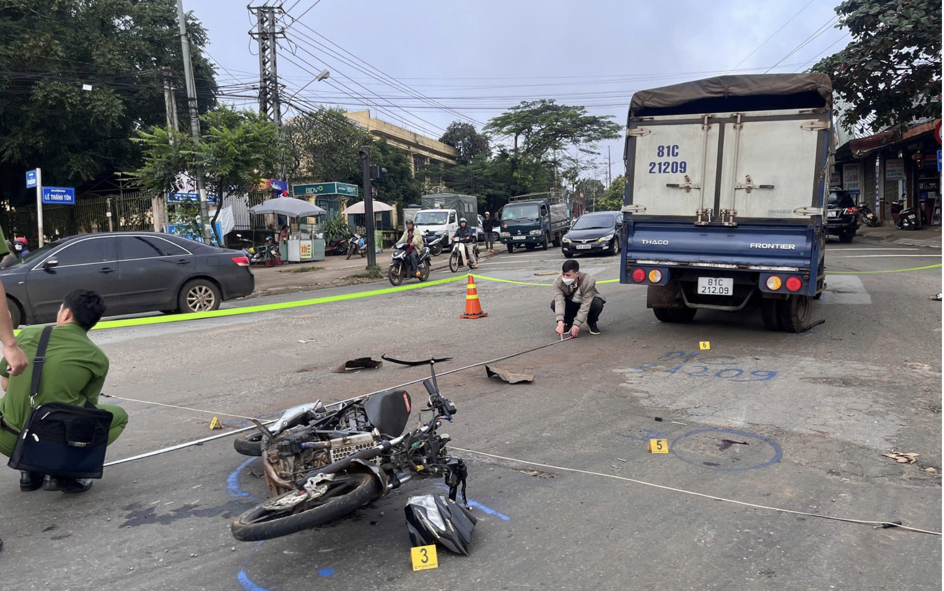 Gia Lai: M&ocirc; t&ocirc; va chạm xe tải ở n&uacute;t giao, thiếu ni&ecirc;n 17 tuổi tử vong- Ảnh 1.