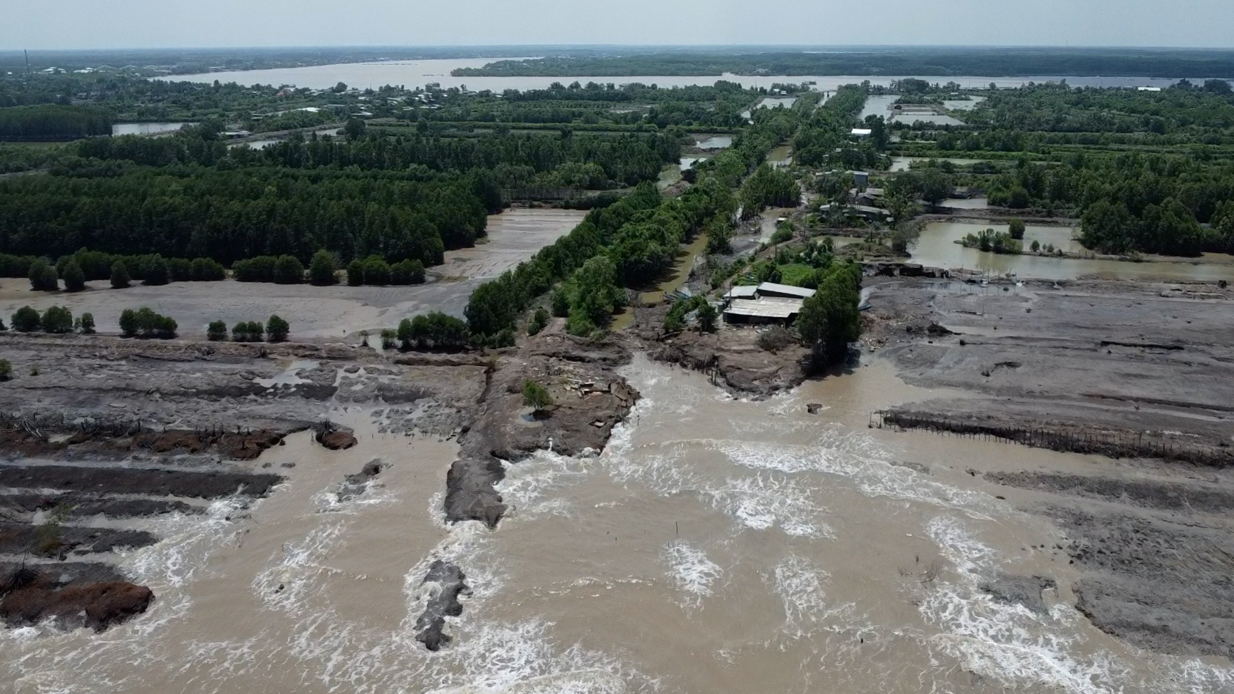 Cà Mau ưu tiên xây dựng kè ở những khu vực xung yếu chống sạt lở- Ảnh 1. Cà Mau ưu tiên xây dựng kè ở những khu vực xung yếu chống sạt lở- Ảnh 1.