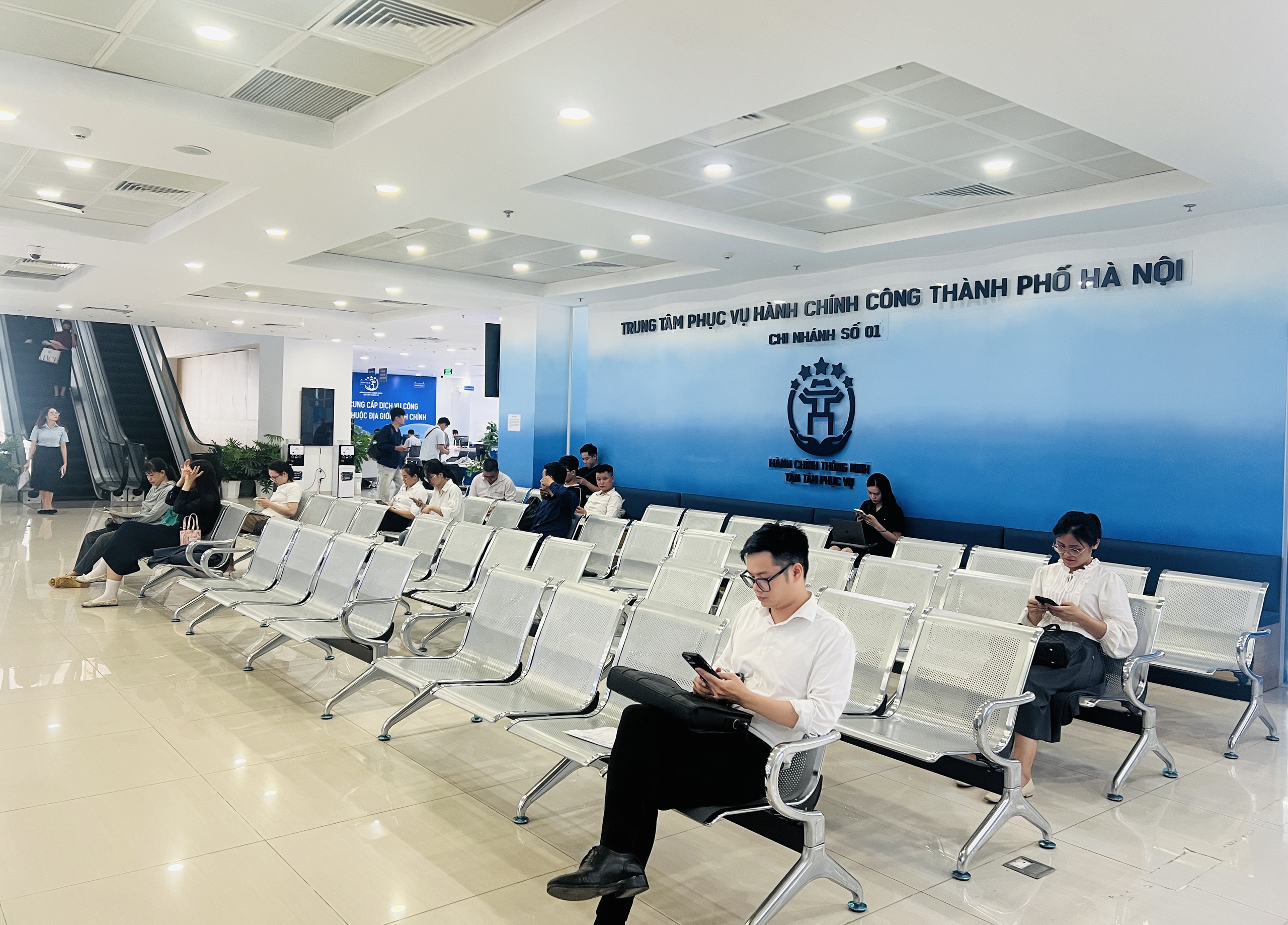 Người d&acirc;n H&agrave; Nội trải nghiệm 15 tiện &iacute;ch miễn ph&iacute; ở trung t&acirc;m h&agrave;nh ch&iacute;nh c&ocirc;ng- Ảnh 2.