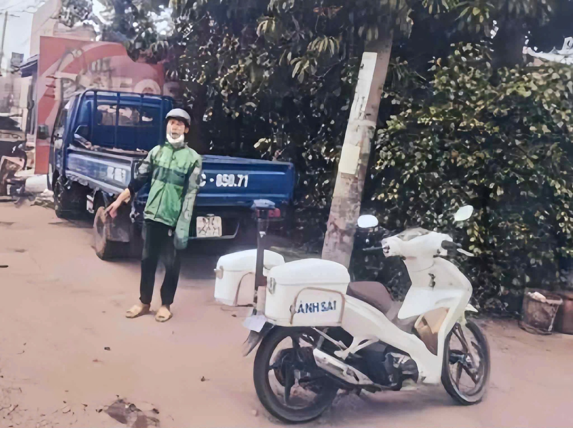 H&eacute; lộ nguy&ecirc;n nh&acirc;n t&agrave;i xế mặc &aacute;o Grab d&ugrave;ng gậy đập k&iacute;nh xe tải- Ảnh 1.