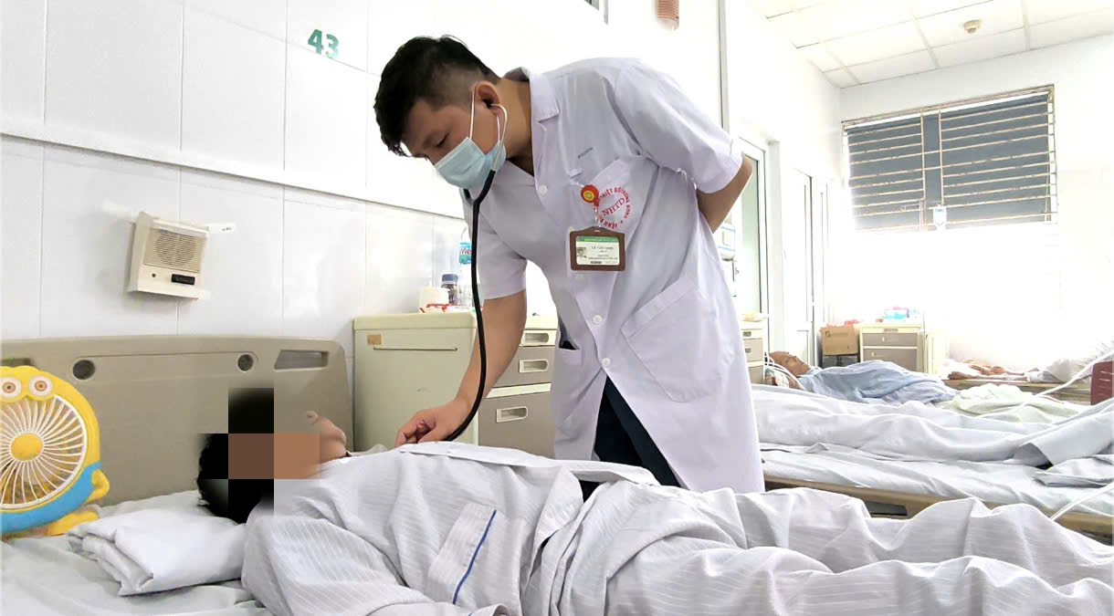 Đau đầu, buồn n&ocirc;n, 3 người rủ nhau đi kh&aacute;m c&ugrave;ng vi&ecirc;m m&agrave;ng n&atilde;o do k&yacute; sinh tr&ugrave;ng- Ảnh 1.