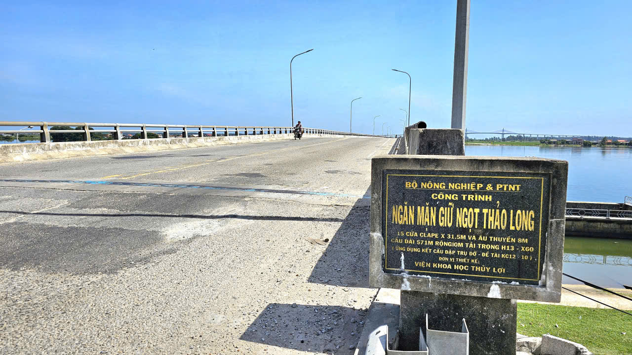 Huế: Cận cảnh c&ocirc;ng tr&igrave;nh giao th&ocirc;ng kết hợp ngăn mặn giữ ngọt trước ng&agrave;y sửa chữa- Ảnh 8.