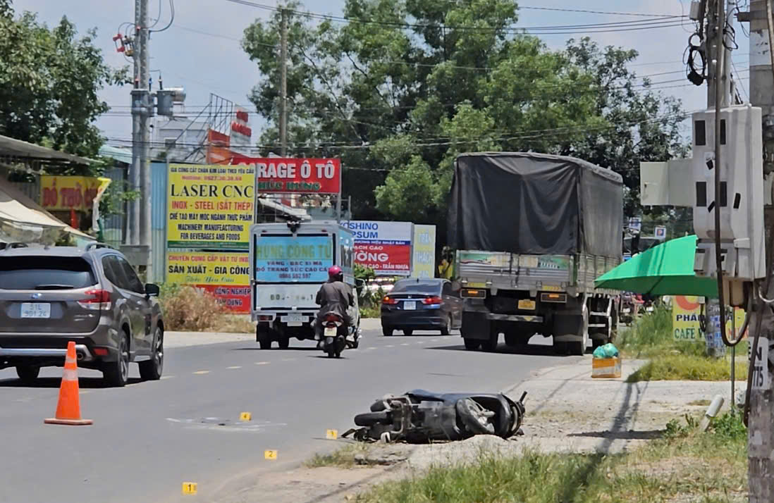 Xe tải va chạm xe m&aacute;y, một người tử vong- Ảnh 1.
