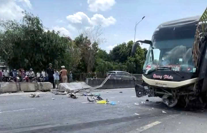 Xe kh&aacute;ch va chạm xe m&aacute;y l&agrave;m hai người đ&agrave;n &ocirc;ng tử vong tại chỗ- Ảnh 1.