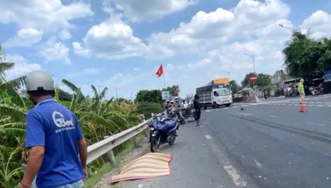 Xe kh&aacute;ch va chạm xe m&aacute;y l&agrave;m hai người đ&agrave;n &ocirc;ng tử vong tại chỗ- Ảnh 2.