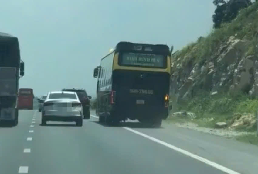 Video: Xe kh&aacute;ch chạy v&agrave;o l&agrave;n khẩn cấp, tạt đầu &ocirc; t&ocirc; tr&ecirc;n cao tốc Phan Thiết - Dầu Gi&acirc;y- Ảnh 1.