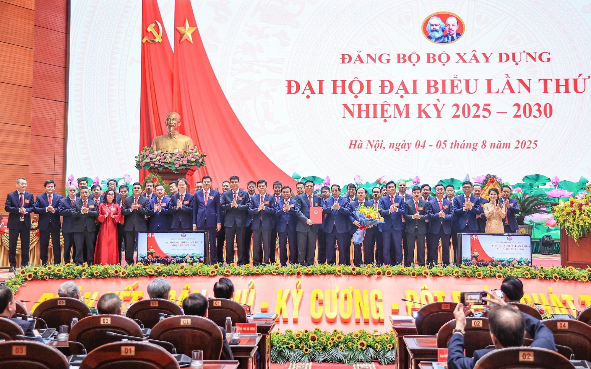 Ra mắt Ban Chấp h&agrave;nh Đảng ủy Bộ X&acirc;y dựng, Bộ trưởng Trần Hồng Minh giữ chức B&iacute; thư