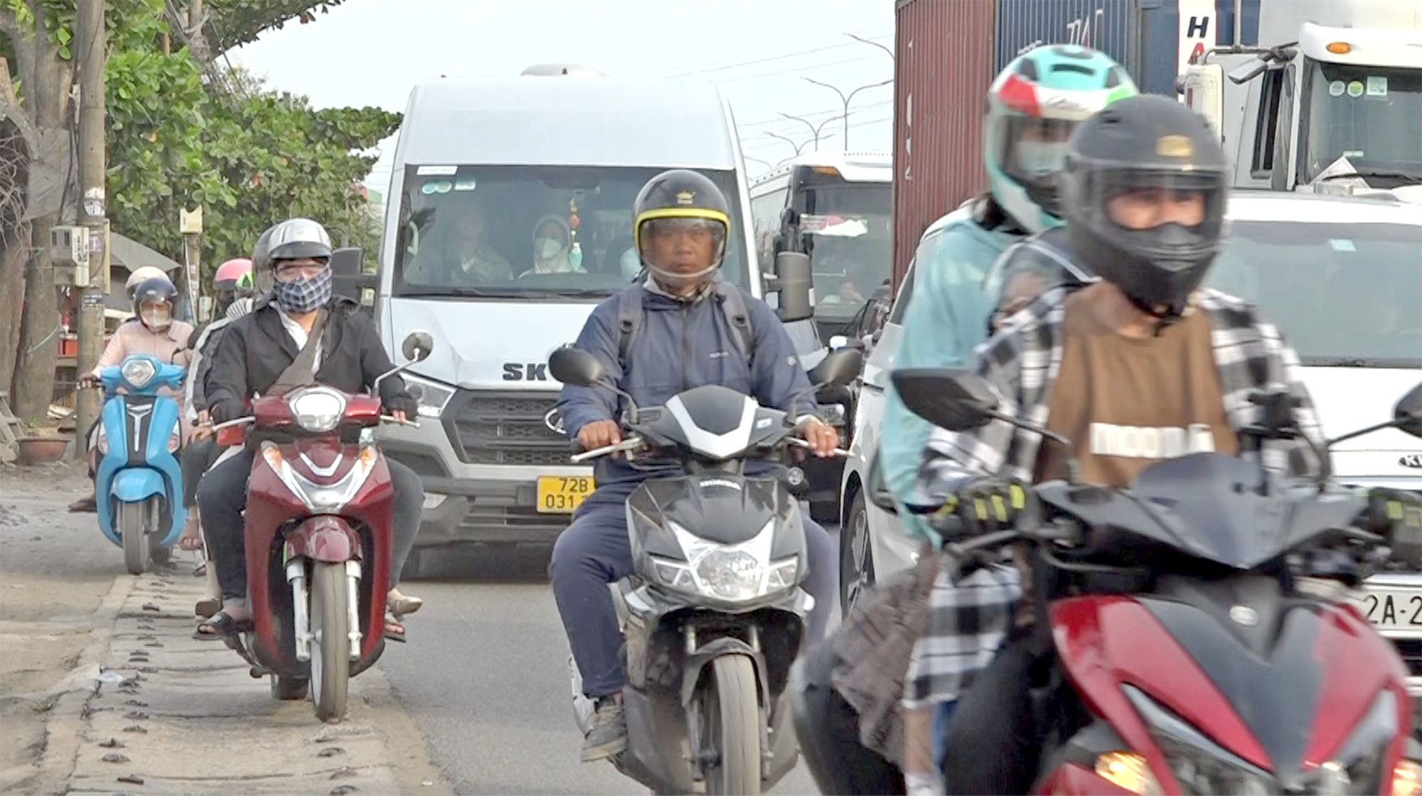 T&aacute;ch l&agrave;n ri&ecirc;ng cho xe m&aacute;y tr&ecirc;n quốc lộ, được kh&ocirc;ng?- Ảnh 1.