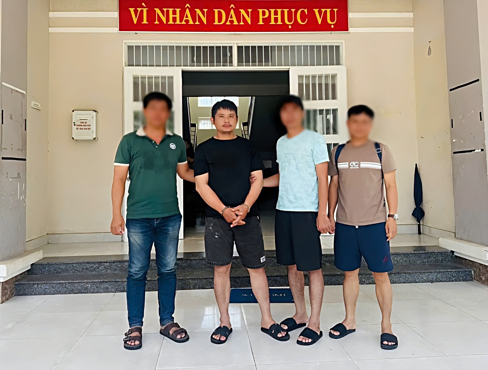 Nghệ An: Bắt đối tượng truy n&atilde;, giao c&ocirc;ng an TP.HCM xử l&yacute;- Ảnh 1.