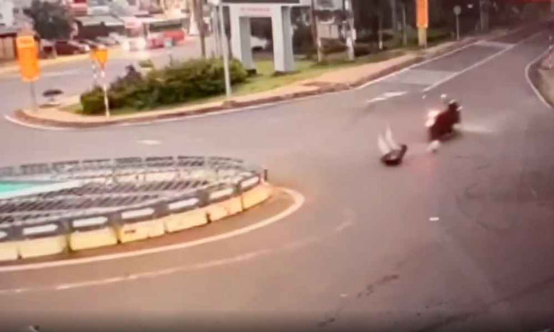 Người đi xe m&aacute;y bị t&eacute; ng&atilde; do vướng c&aacute;p viễn th&ocirc;ng. Ảnh: C&ocirc;ng an cung cấp.