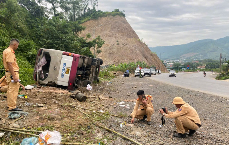 Cơ quan c&ocirc;ng an kh&aacute;m nghiệm hiện trường vụ tai nạn.