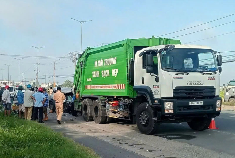 Hiện trường vụ tai nạn khiến ba người thương vong.