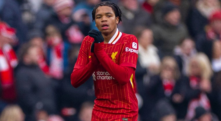 Thần đồng 16 tuổi đang g&acirc;y sốt trong m&agrave;u &aacute;o Liverpool l&agrave; ai?- Ảnh 1.