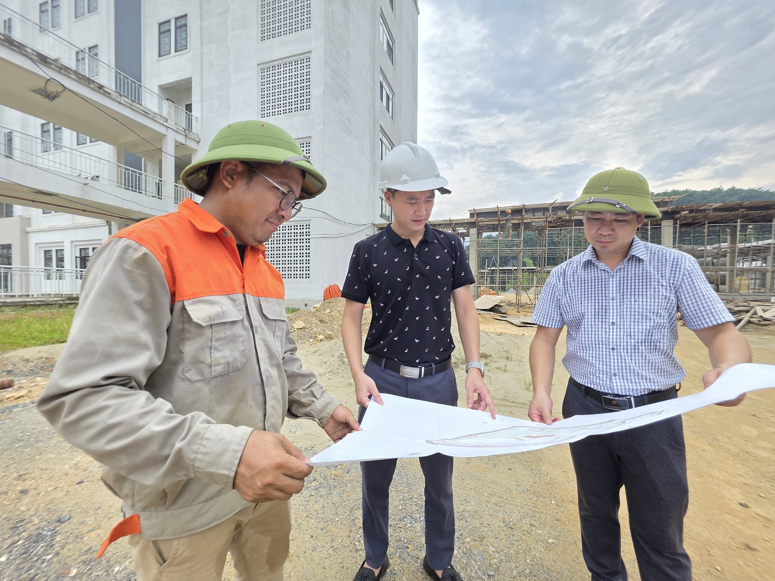 Ngắm bệnh viện tr&ecirc;n 200 tỷ đồng v&ugrave;ng bi&ecirc;n giới L&agrave;o Cai sắp ho&agrave;n th&agrave;nh- Ảnh 7.