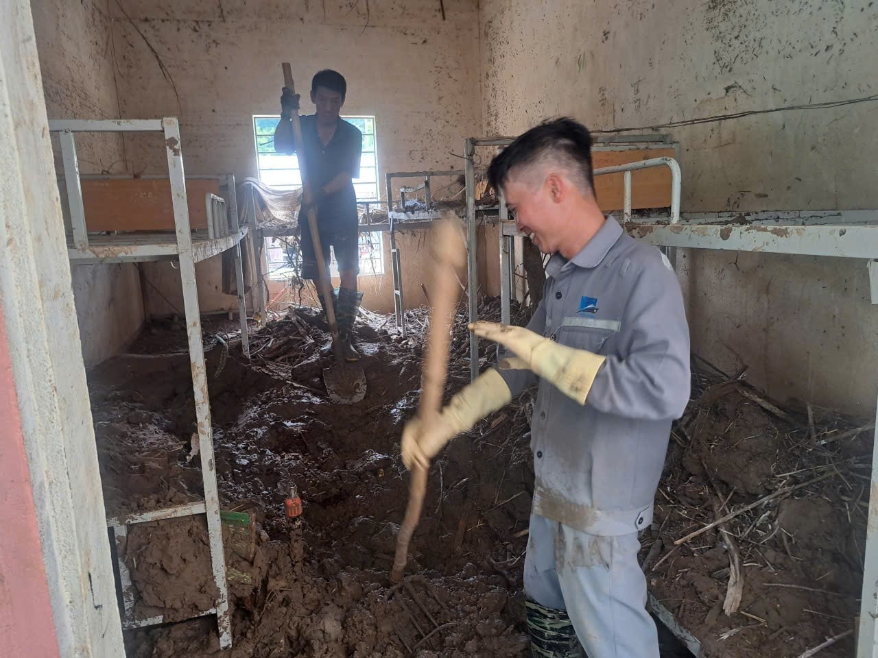 Nghệ An: &ldquo;Trường gi&uacute;p trường&rdquo; khắc phục lũ lụt, chuẩn bị cho năm học mới- Ảnh 10.