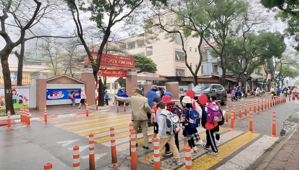 H&agrave; Nội y&ecirc;u cầu tăng cường đảm bảo ATGT khu vực cổng trường học- Ảnh 1.