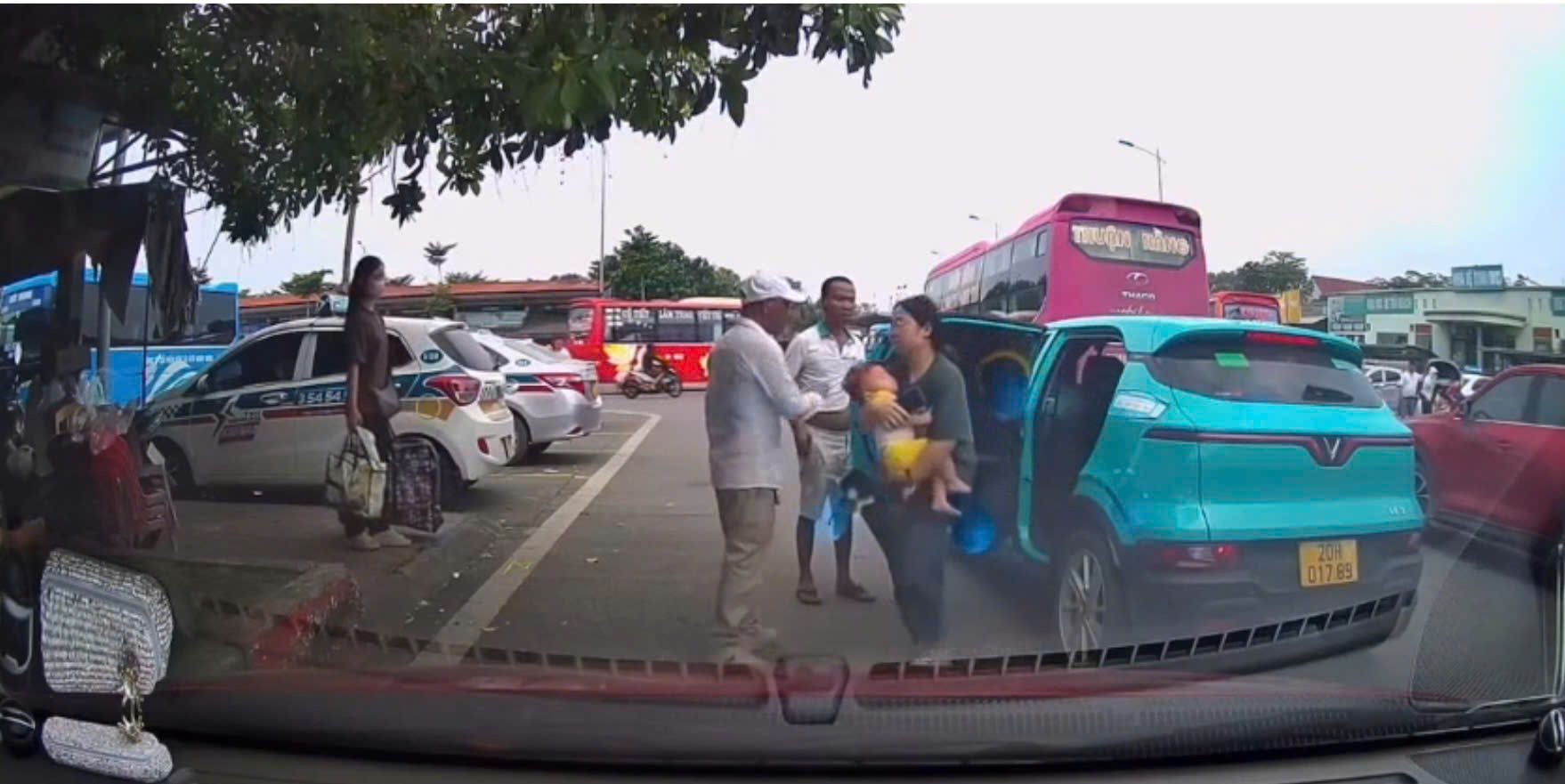 Bến xe Th&aacute;i Nguy&ecirc;n l&ecirc;n tiếng về nh&oacute;m người chặn taxi, đuổi kh&aacute;ch giữa trời nắng- Ảnh 1.