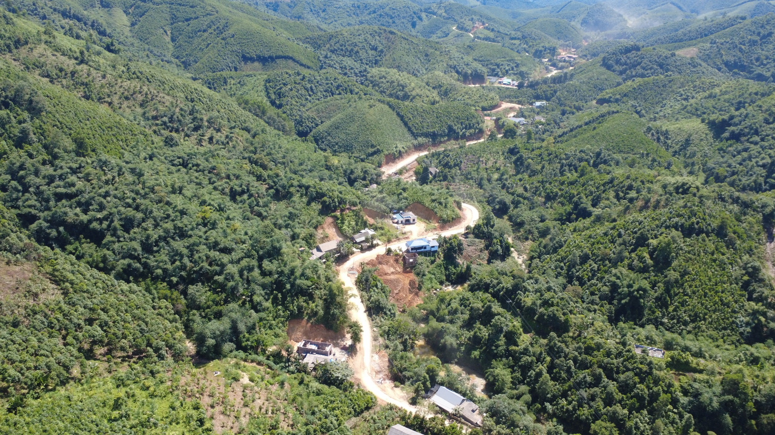 Con đường gi&uacute;p bản đồng b&agrave;o người M&ocirc;ng, người Dao "thay da đổi thịt"- Ảnh 1.