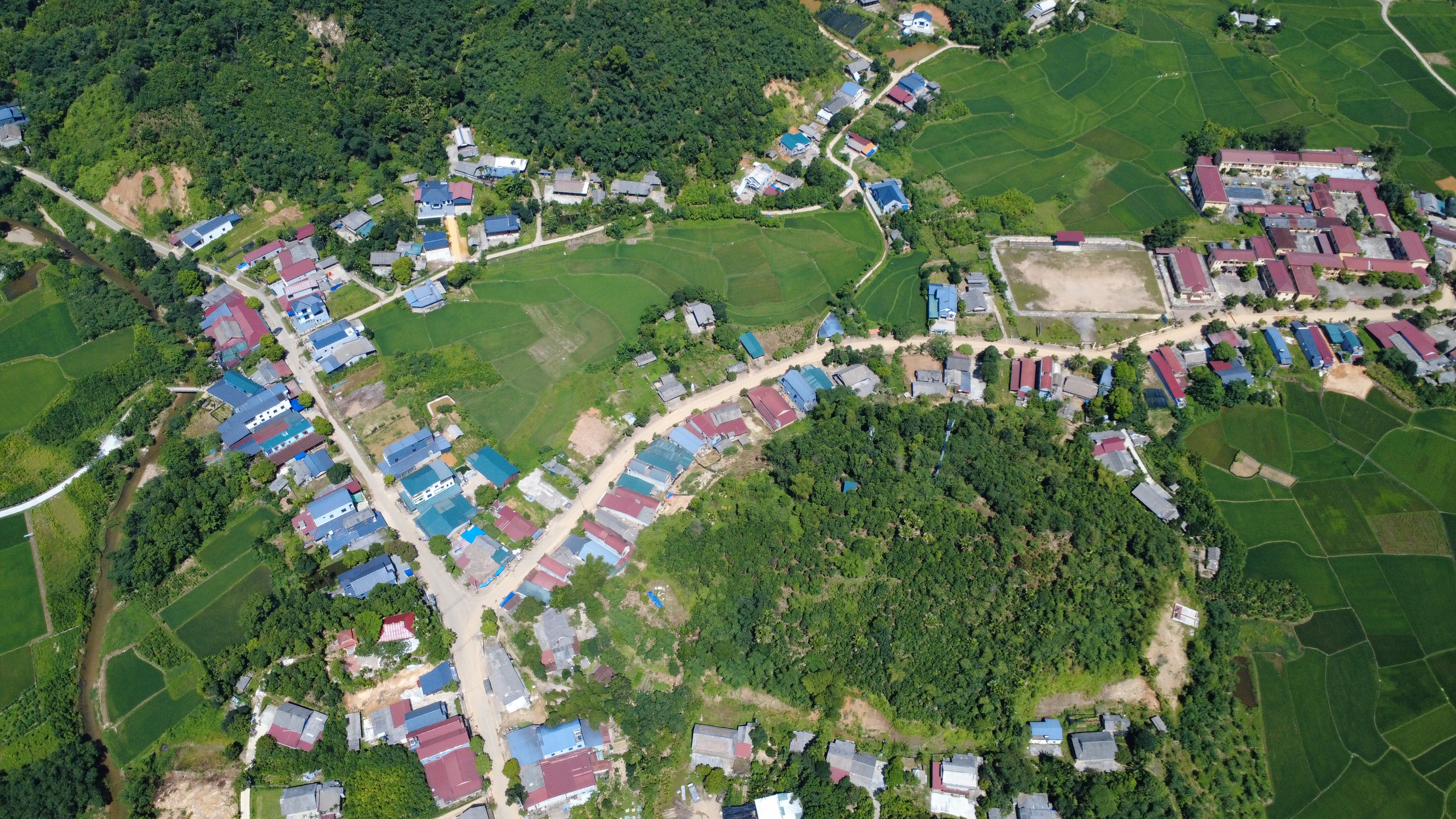 Con đường gi&uacute;p bản đồng b&agrave;o người M&ocirc;ng, người Dao "thay da đổi thịt"- Ảnh 2.