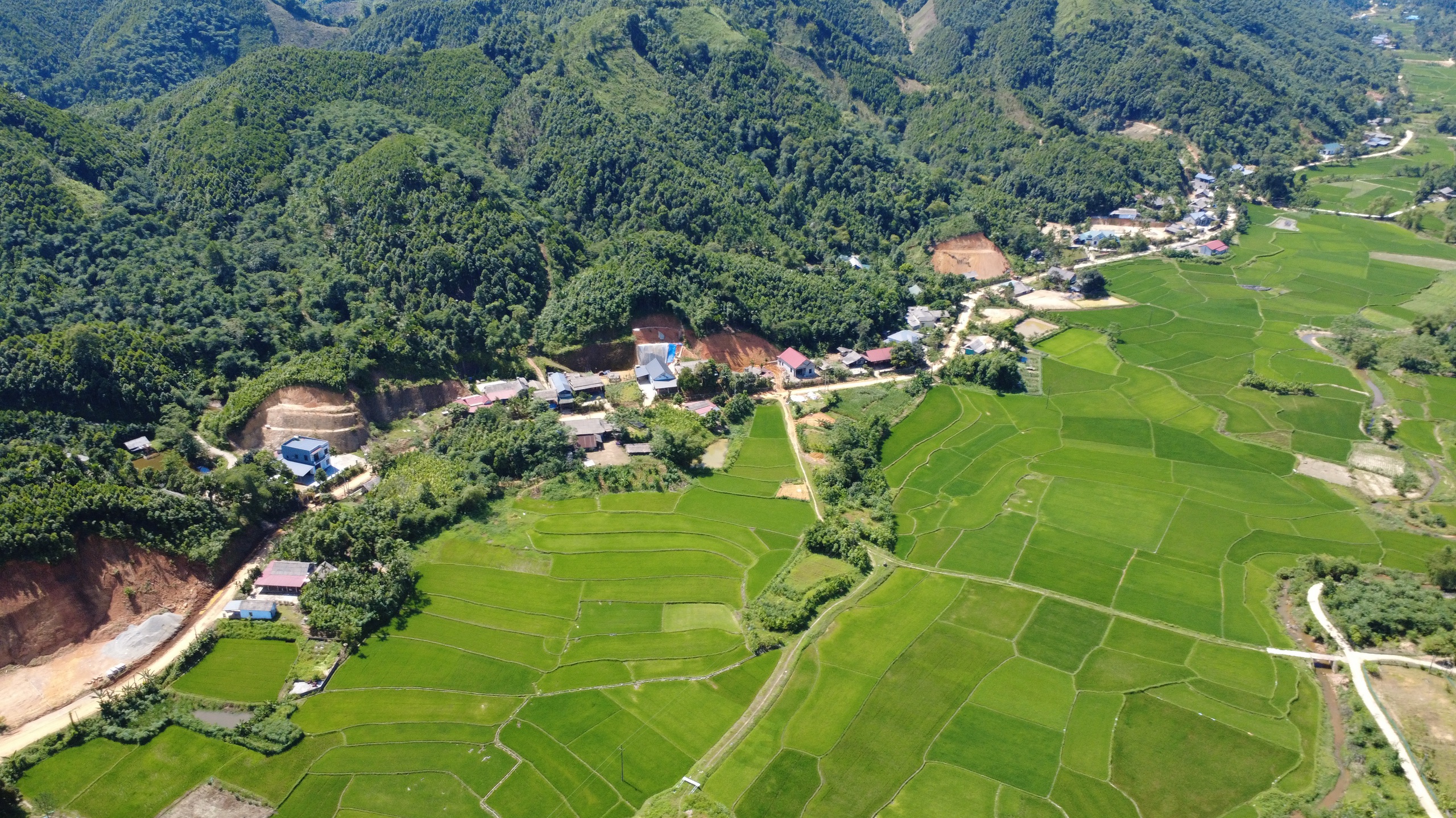 Con đường gi&uacute;p bản đồng b&agrave;o người M&ocirc;ng, người Dao "thay da đổi thịt"- Ảnh 3.