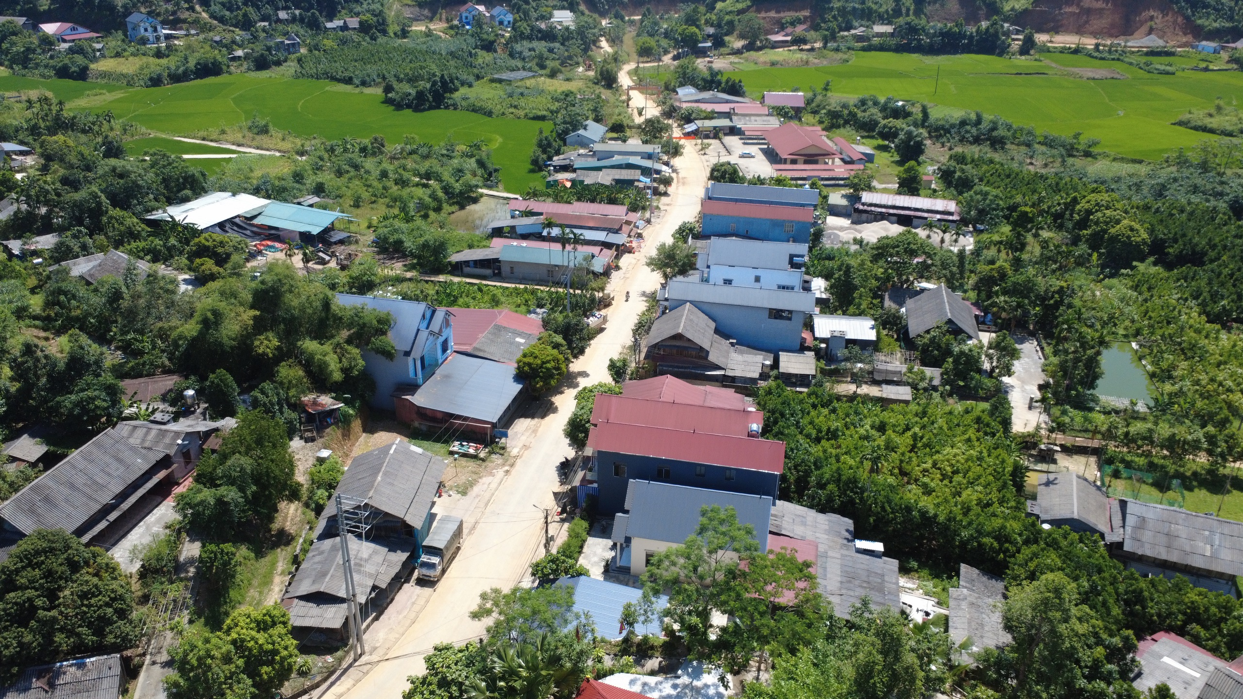 Con đường gi&uacute;p bản đồng b&agrave;o người M&ocirc;ng, người Dao "thay da đổi thịt"- Ảnh 4.