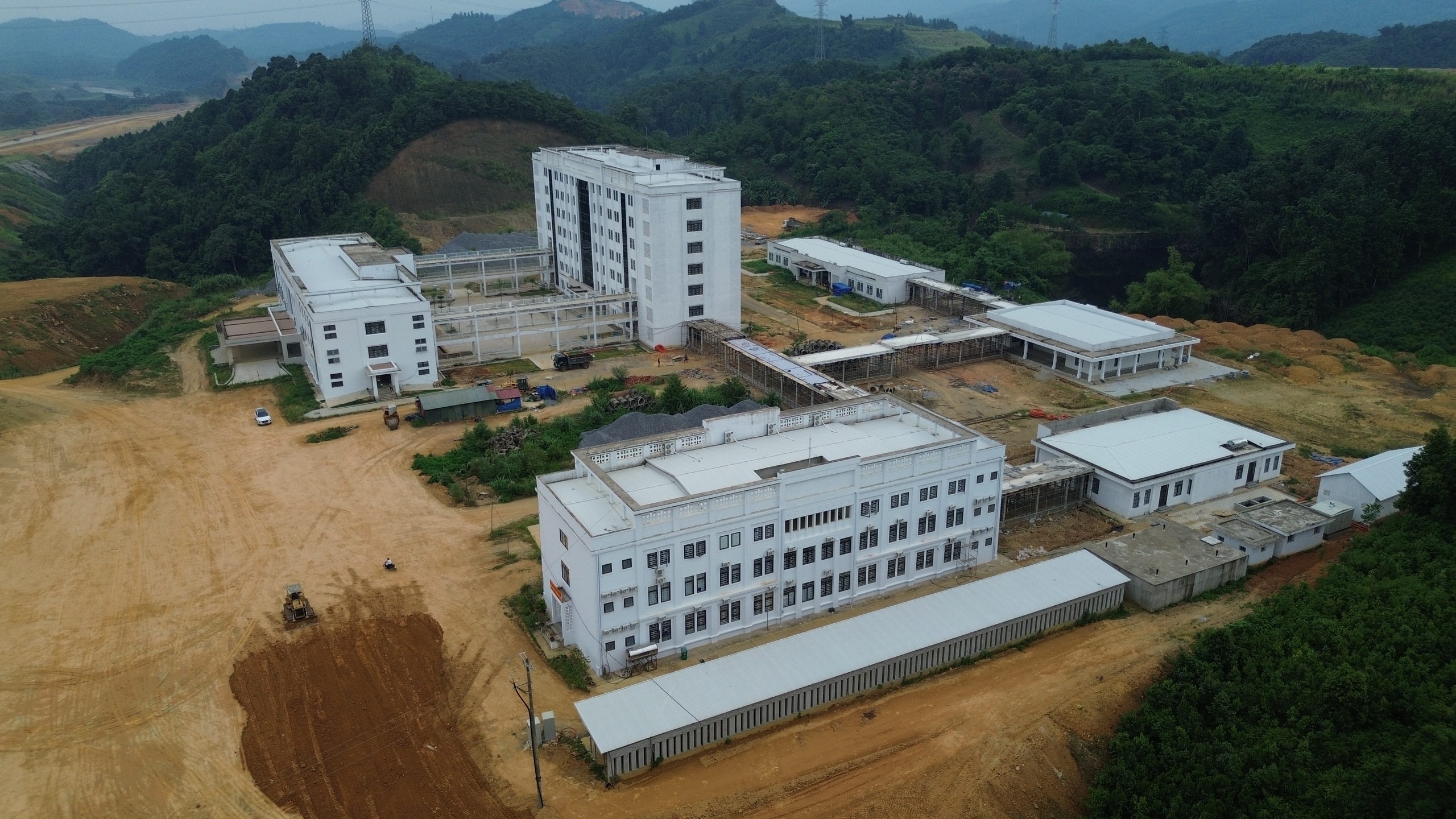 Ngắm bệnh viện tr&ecirc;n 200 tỷ đồng v&ugrave;ng bi&ecirc;n giới L&agrave;o Cai sắp ho&agrave;n th&agrave;nh- Ảnh 2.