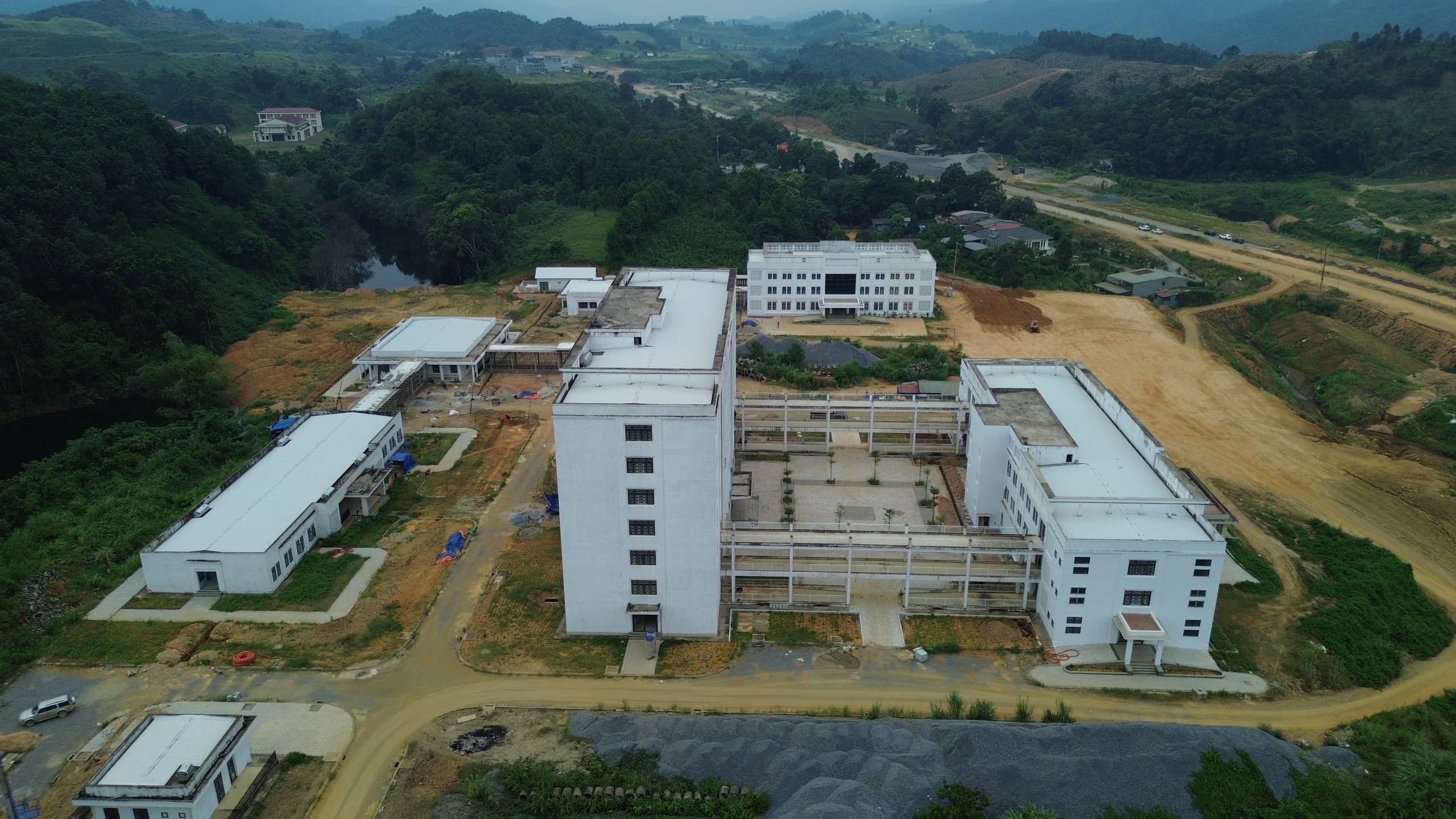 Ngắm bệnh viện tr&ecirc;n 200 tỷ đồng v&ugrave;ng bi&ecirc;n giới L&agrave;o Cai sắp ho&agrave;n th&agrave;nh- Ảnh 4.