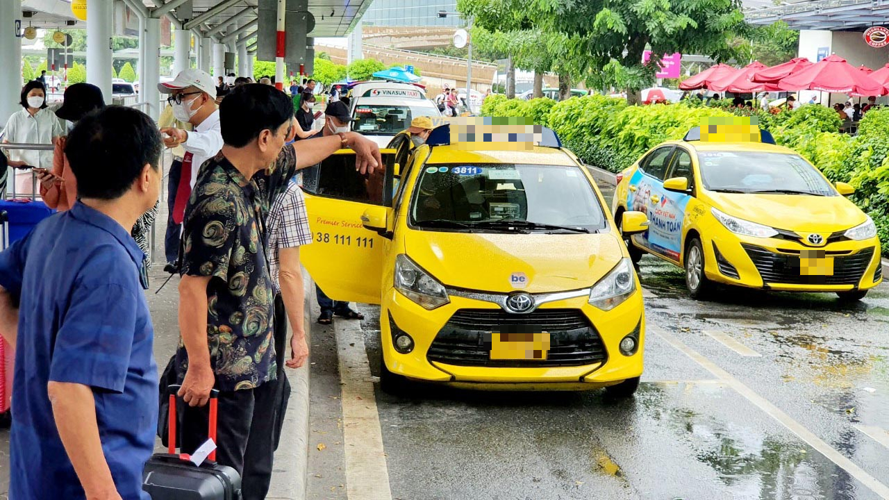 Thu tiền sai, t&agrave;i xế taxi c&oacute; thể bị phạt tới 10 triệu đồng- Ảnh 1.
