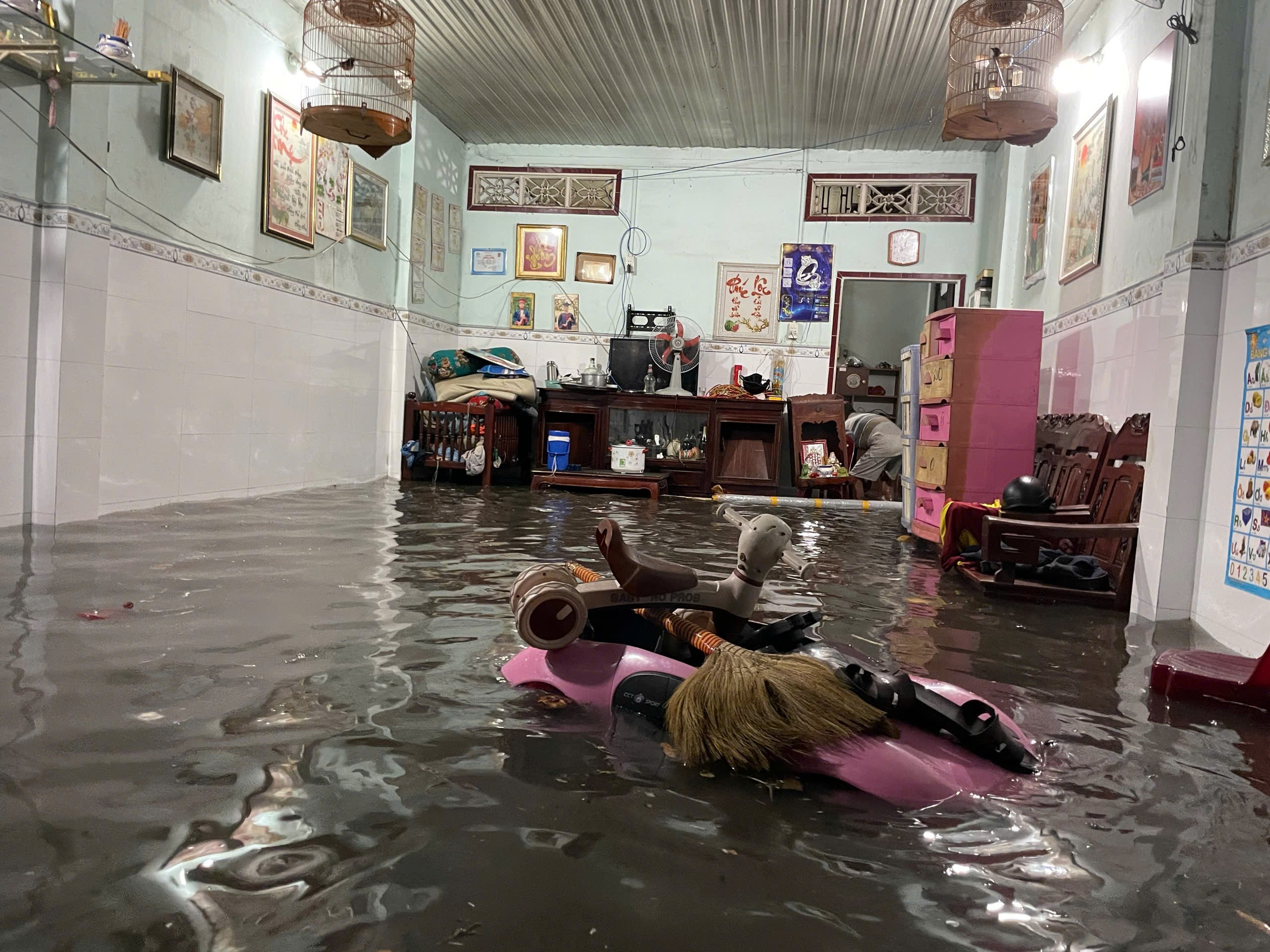 TP.HCM ch&igrave;m trong cơn mưa lớn tối 5/8: Xe chết m&aacute;y, người dắt bộ la liệt giữa phố- Ảnh 12.