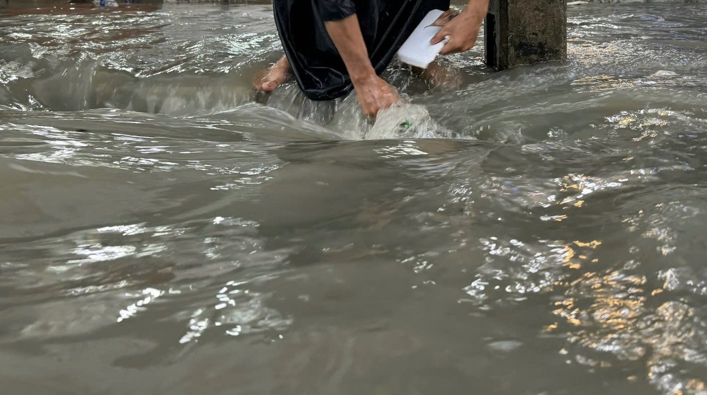 Mưa lớn tr&uacute;t xuống, một số tuyến đường ở Đồng Nai bị ngập v&agrave;o giờ tan tầm- Ảnh 1.