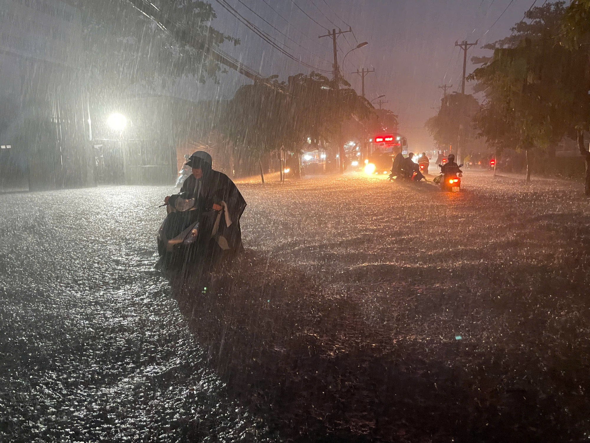 TP.HCM ch&igrave;m trong cơn mưa lớn tối 5/8: Xe chết m&aacute;y, người dắt bộ la liệt giữa phố- Ảnh 8.