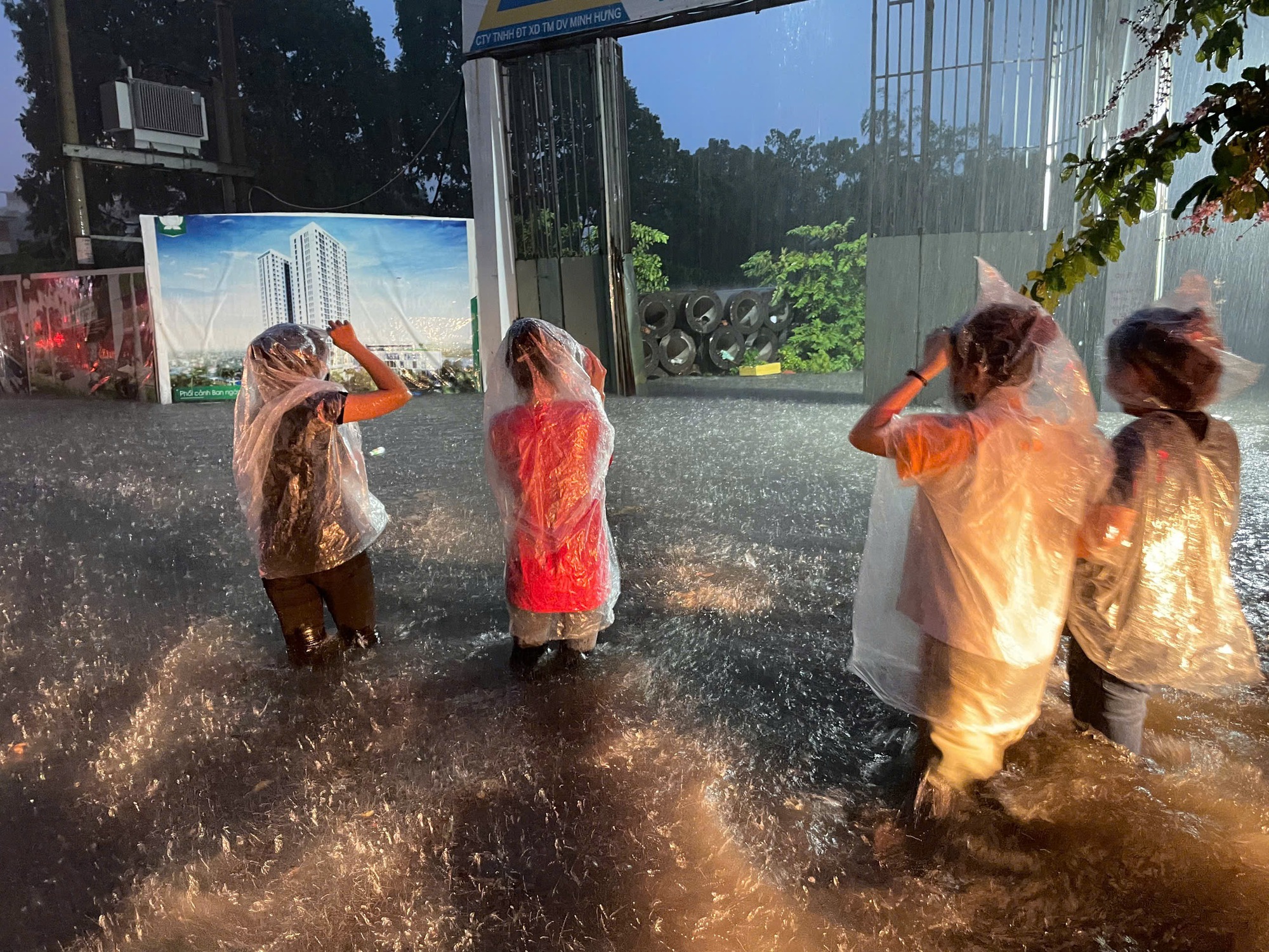 TP.HCM ch&igrave;m trong cơn mưa lớn tối 5/8: Xe chết m&aacute;y, người dắt bộ la liệt giữa phố- Ảnh 5.